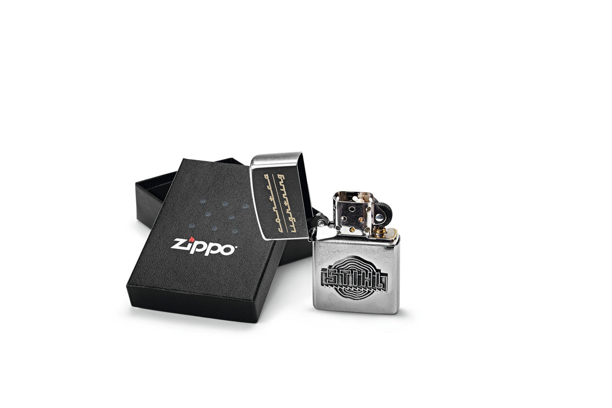 Accendino Zippo in colore argento con scritta CONTRA LIGHTNING e logo STIHL