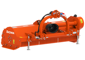 Vista prospettica frontale della trinciatrice Sicma TSN 155 spostabile, con dettagli del telaio robusto e attacco a tre punti.
