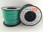 Bobina di filo per decespugliatore Stihl verde da 4.0 mm / 0.155" per taglio erba e manutenzione giardini. Ideale per uso professionale e domestico, compatibile con vari modelli di decespugliatori. Lunghezza filo: 215 m. Alta resistenza e durata.