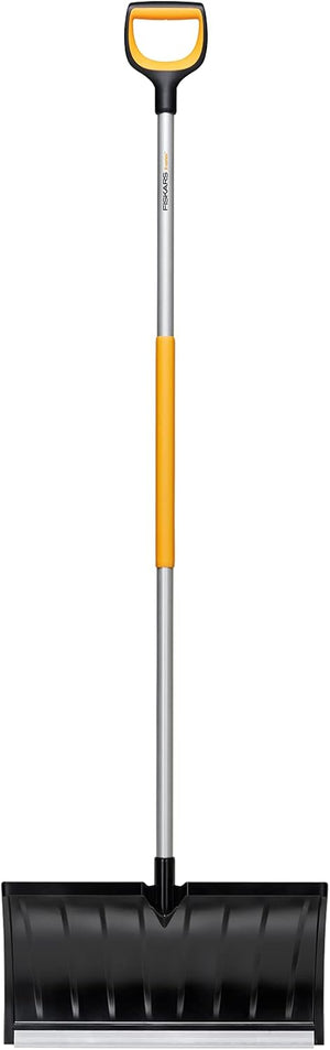 Pala da neve Fiskars con manico ergonomico in alluminio e impugnatura D-grip arancione, pala in plastica nera resistente, ideale per rimuovere neve e ghiaccio da vialetti e marciapiedi, attrezzo da giardino leggero e durevole.