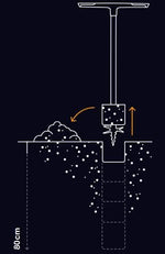 Illustrazione di un trapano manuale per terreni, con manico a T, utilizzato per scavare buche fino a 80 cm di profondità. Ideale per giardinaggio, piantare alberi, installare recinzioni. Design ergonomico per ridurre lo sforzo durante l'uso.