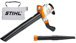 Aspiratore-trituratore Stihl SHE 81 in uso su prato, si vede il dettaglio del sacco di raccolta.