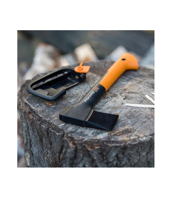 Ascia da taglio Fiskars X7 XS appoggiata su ceppo con fodero