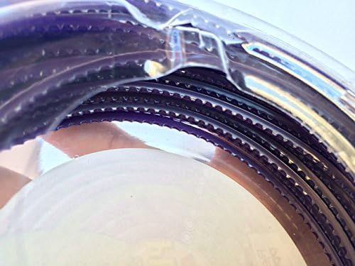 Rotolo di nastro adesivo trasparente con bordi seghettati, ideale per imballaggi, sigillature e lavori di bricolage. Alta resistenza e facile da strappare a mano. Perfetto per uso domestico e ufficio.