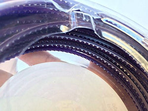 Rotolo di nastro adesivo trasparente con bordi seghettati, ideale per imballaggi, sigillature e lavori di bricolage. Alta resistenza e facile da strappare a mano. Perfetto per uso domestico e ufficio.