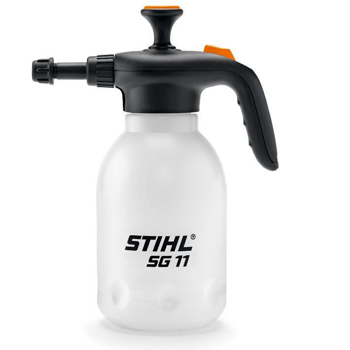 Irroratore manuale SG 11 Stihl ergonomico con pompetta e ugello a cono in ambiente giardino