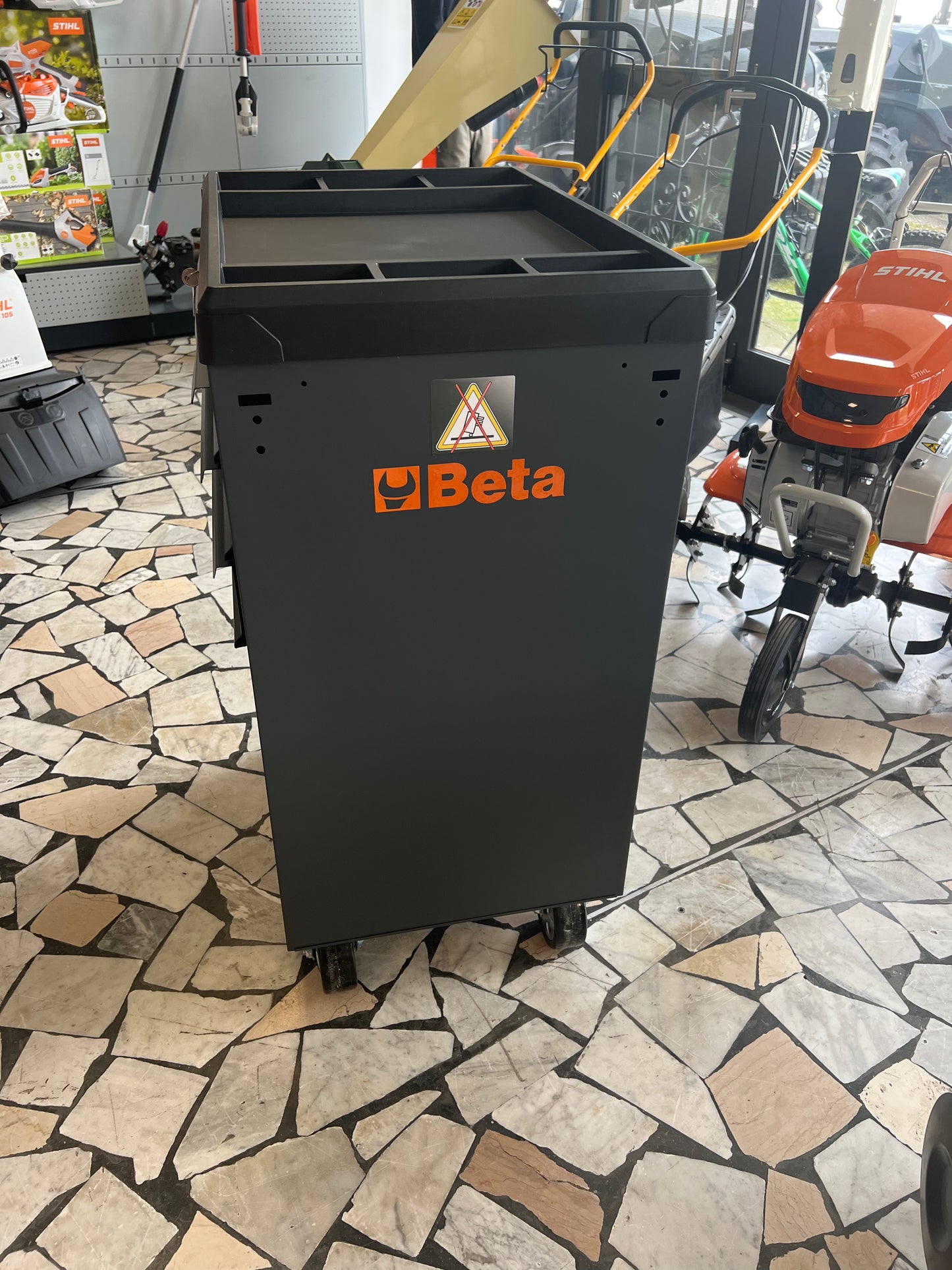Cassettiera portautensili Beta C04BOX vista laterale con ruote Ø 125 mm e struttura robusta