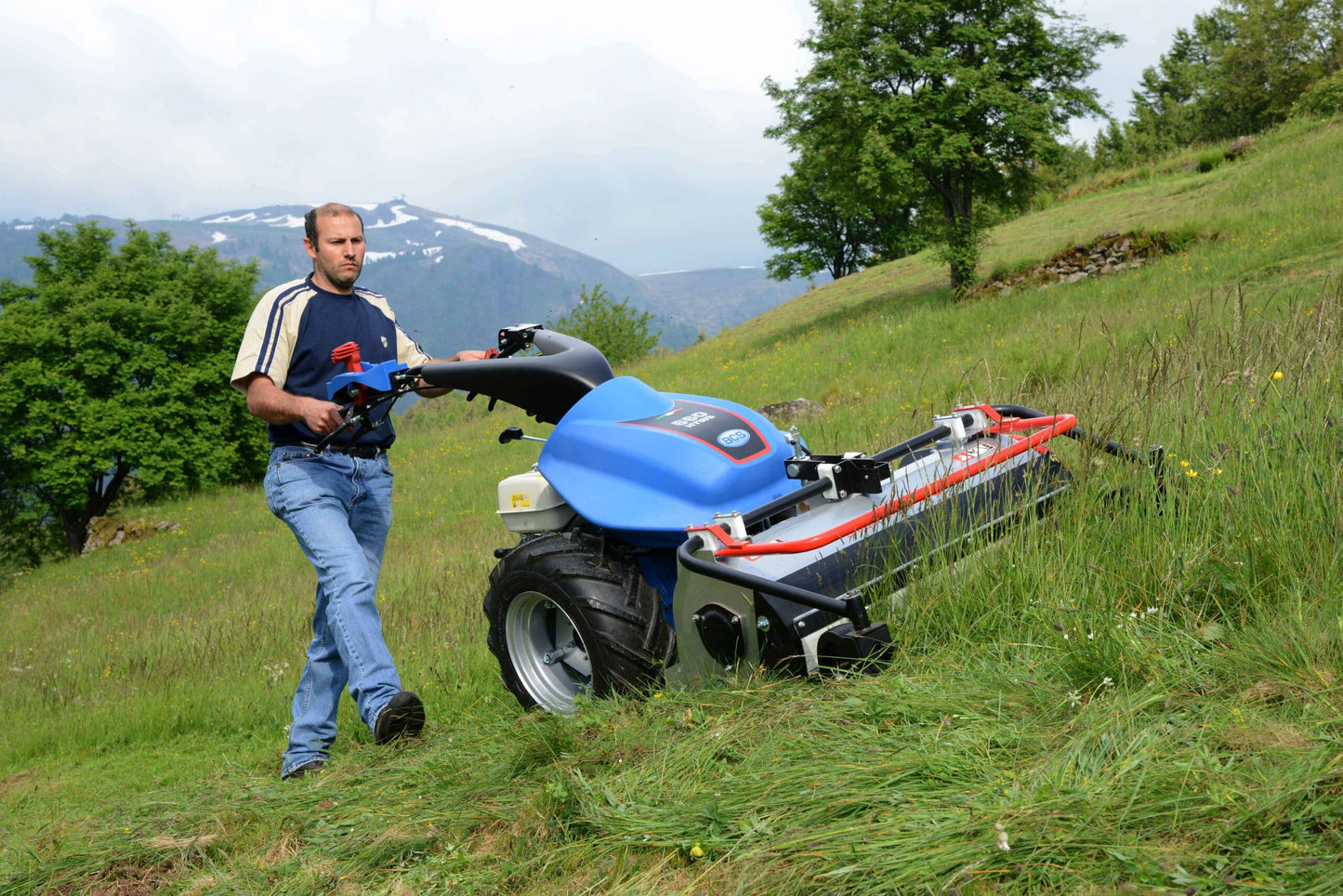 Trinciaerba BladeRunner al lavoro su erba alta e vegetazione incolta