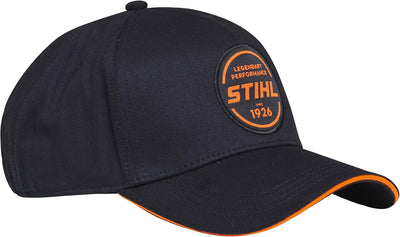 Cappellino Stihl Logo Circle vista laterale con visiera nera e bordo arancione