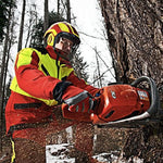 Casco Protos integrale con visiera fine in uso in ambito forestale