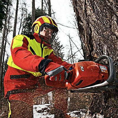 Casco Protos integrale con visiera fine in uso in ambito forestale