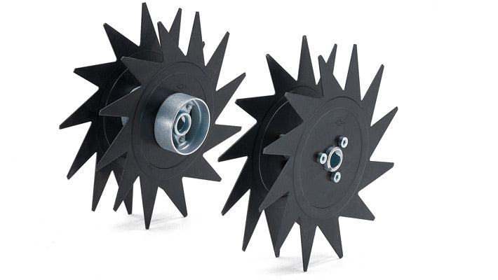 Arieggiatore RL-MM di Stihl in funzione su un prato verde e sano