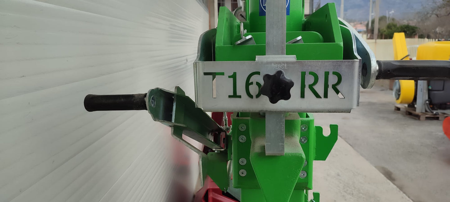 Dettaglio comandi manuali dello spaccalegna a trattore Comap T16 RR