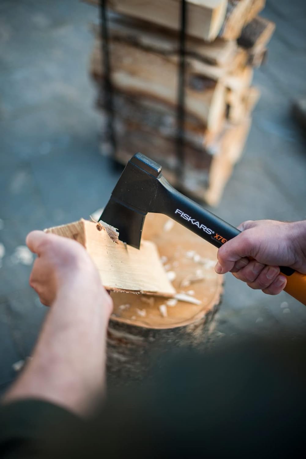 Dettaglio lama ascia da taglio Fiskars X7 XS su legno
