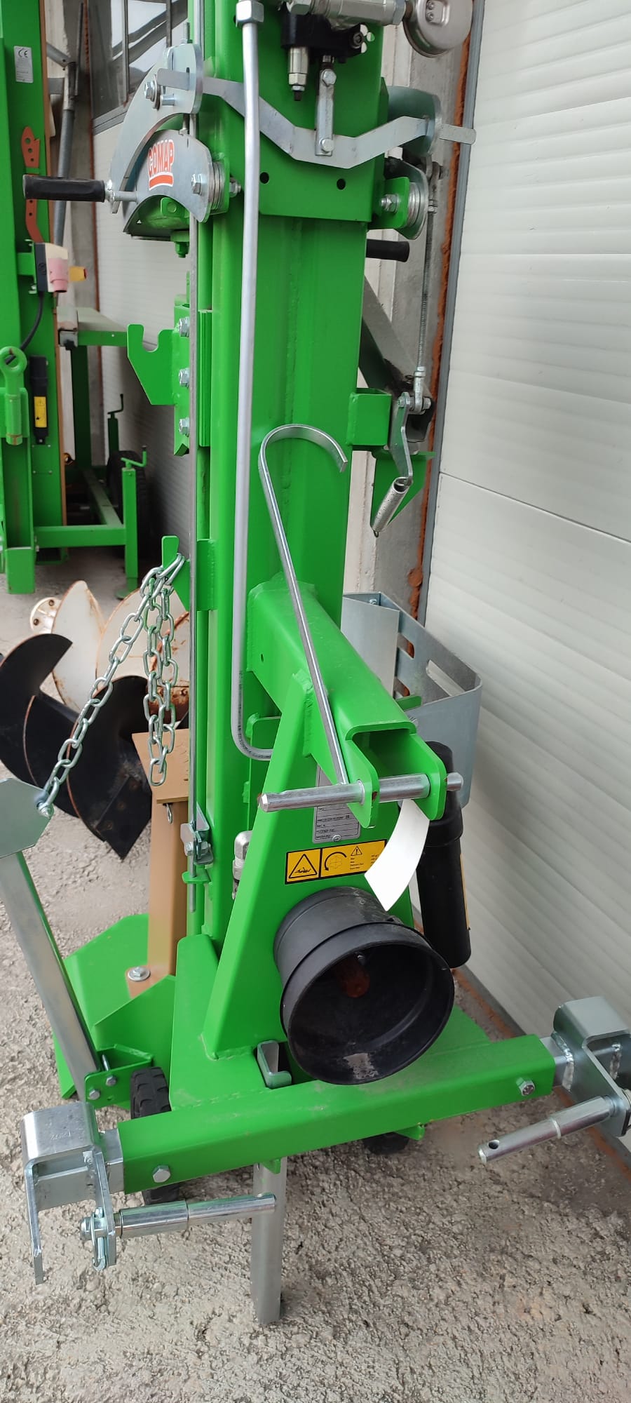 Dettaglio posteriore spaccalegna Comap T16 RR con tubazioni e componenti idraulici