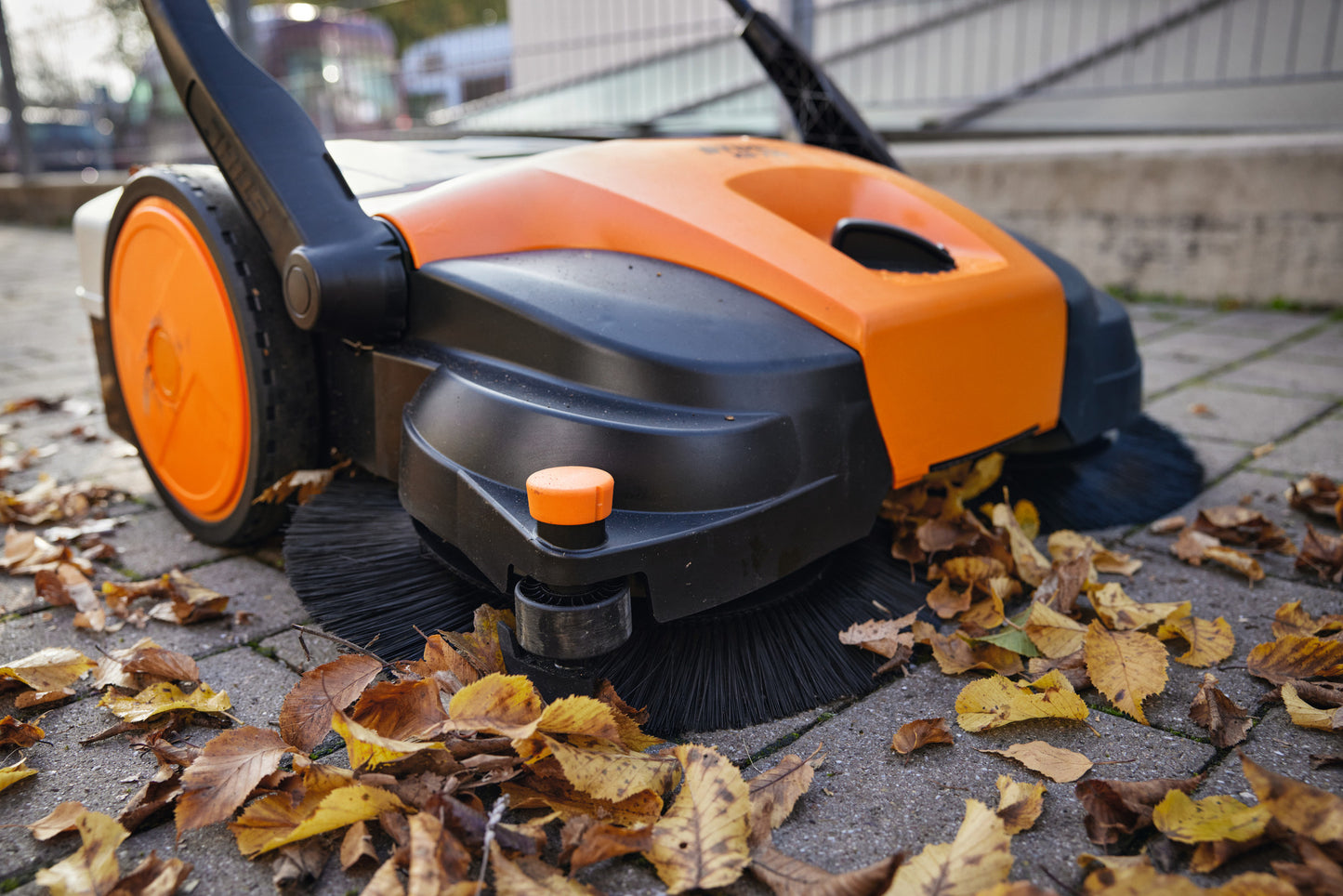Dettaglio spazzole laterali e abbassasetole della spazzatrice Stihl KG 770