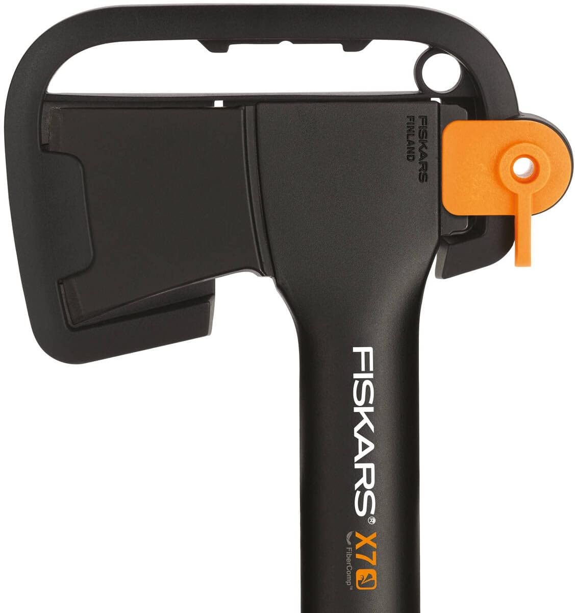 Dettaglio testa ascia da taglio Fiskars X7 XS con fodero