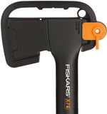 Dettaglio testa ascia da taglio Fiskars X7 XS con fodero