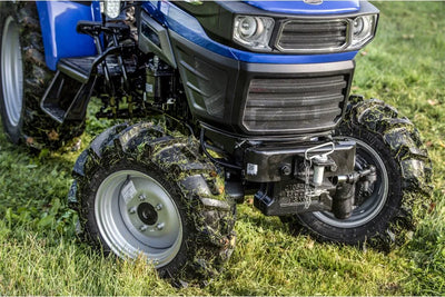 Dettaglio frontale trattore Farmtrac 20 4RM con pneumatici agricoli