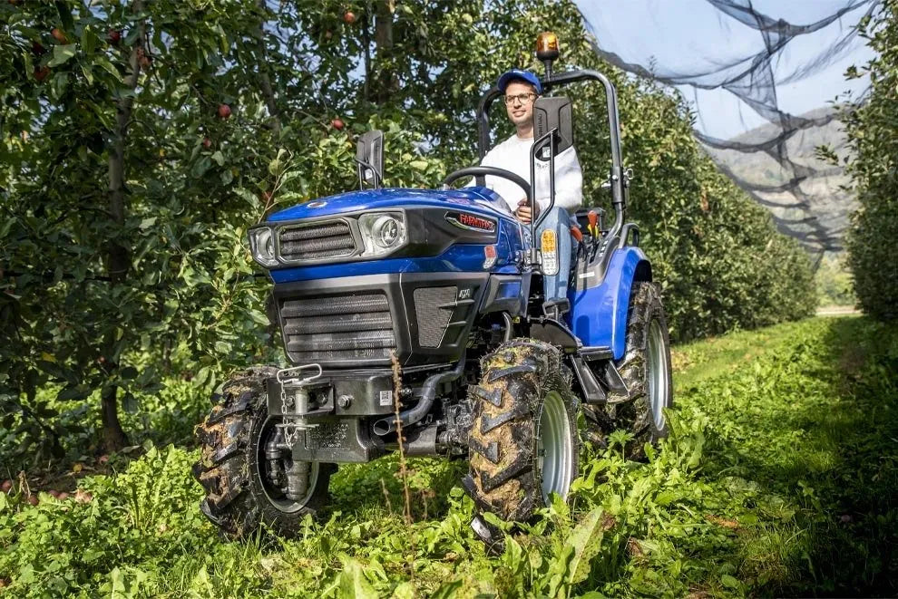 Trattore Farmtrac 20 4RM al lavoro tra i filari con struttura ROPS