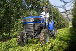 Trattore Farmtrac 20 4RM al lavoro tra i filari con struttura ROPS