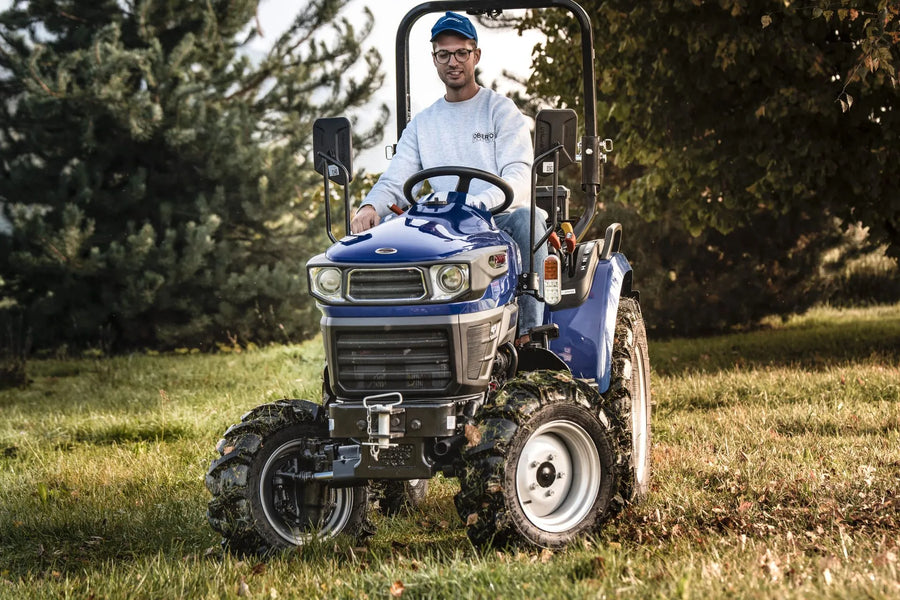 Trattore compatto Farmtrac 4RM vista frontale
