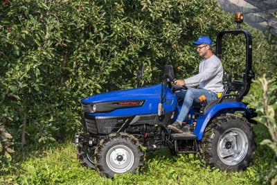 Trattore compatto Farmtrac 4RM vista laterale in frutteto
