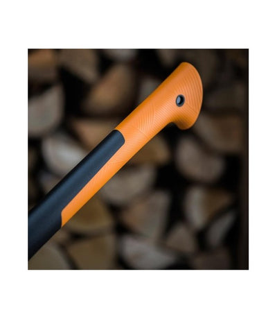Impugnatura ergonomica ascia da spacco Fiskars serie X colore arancione e nero