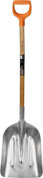 Pala per neve Fiskars in alluminio con impugnatura arancione e manico in legno