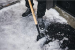 Rompighiaccio Fiskars in uso su lastra di ghiaccio per pulizia esterni