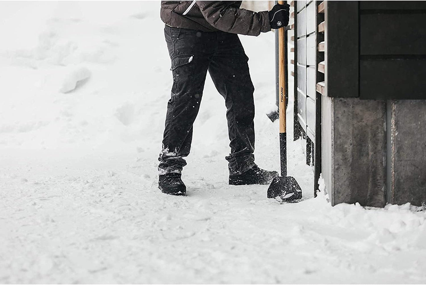Rompighiaccio Fiskars in uso per rimuovere ghiaccio e neve su superficie esterna