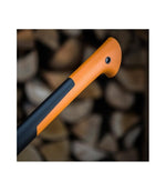 Dettaglio impugnatura ergonomica dell'ascia Fiskars X11