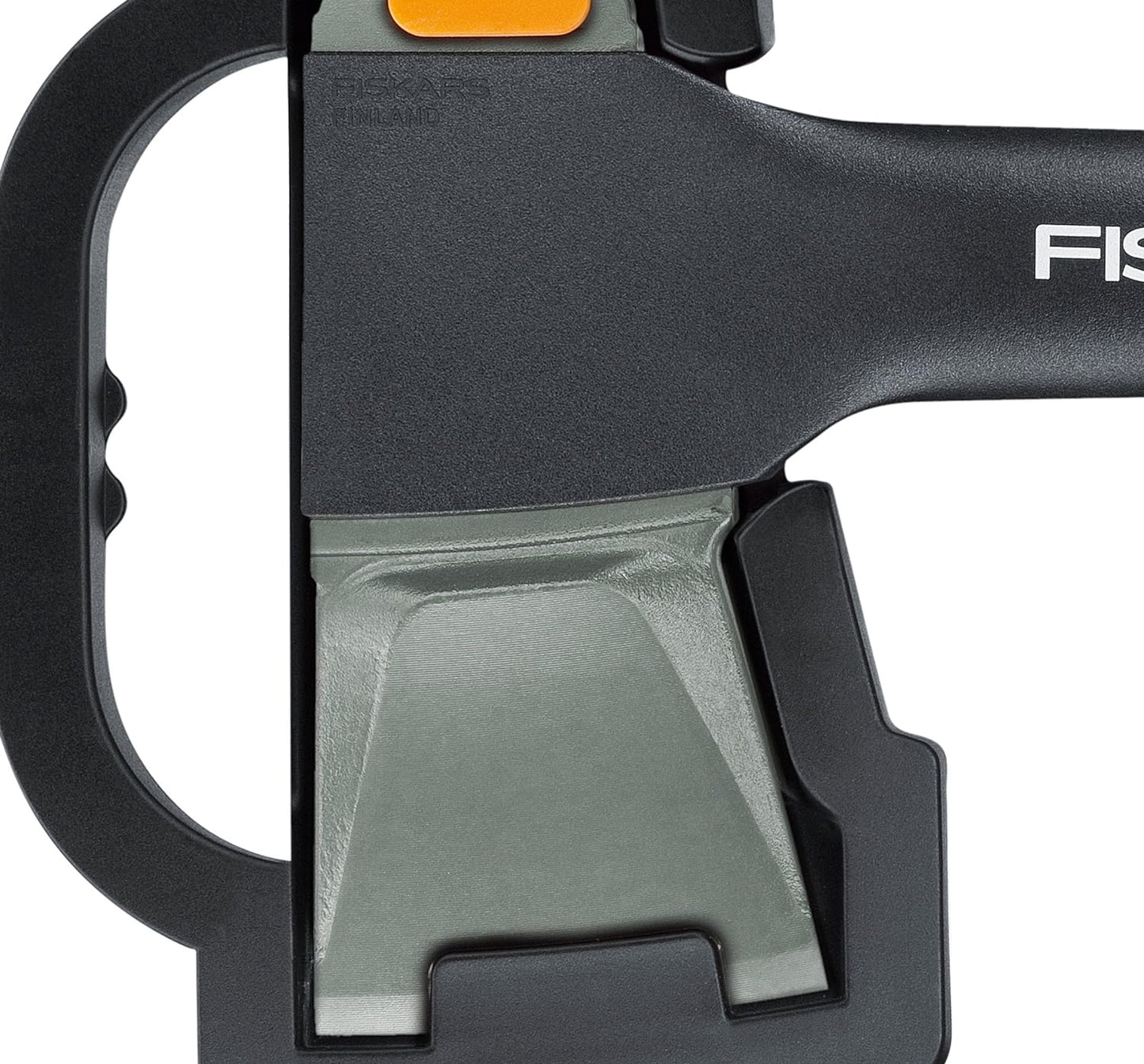 Dettaglio testa dell'ascia Fiskars X11 con protezione lama