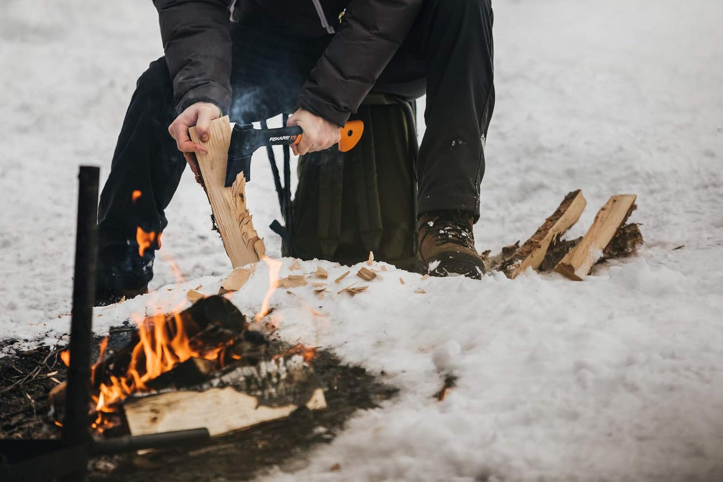 Fiskars X7 XS ascia da taglio in uso su legna