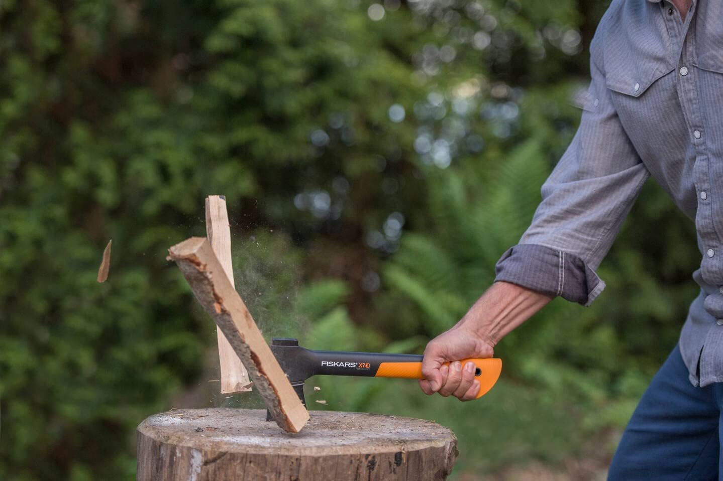 Fiskars X7 XS ascia da taglio in uso su ceppo