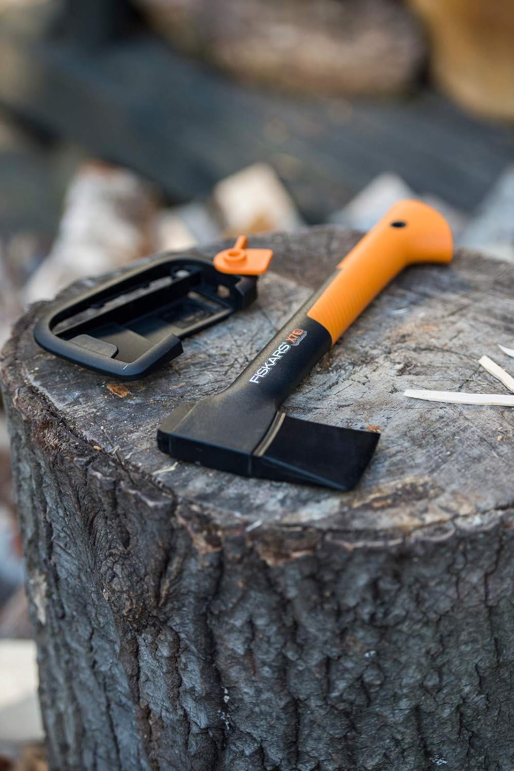 Ascia da taglio Fiskars X7 XS appoggiata su ceppo con protezione