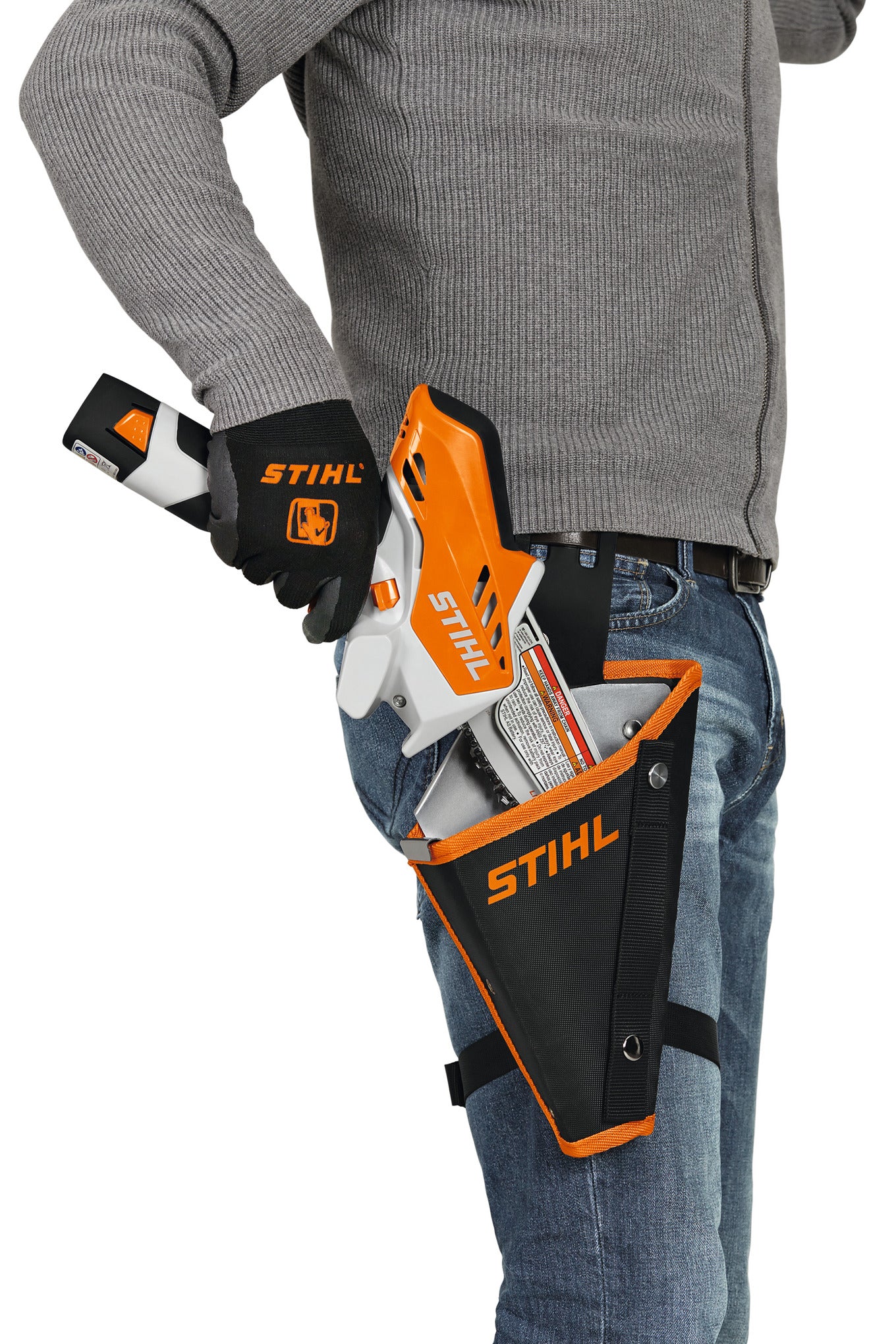 Fondina STIHL per GTA 26 indossata alla cintura con cinghia regolabile sulla coscia
