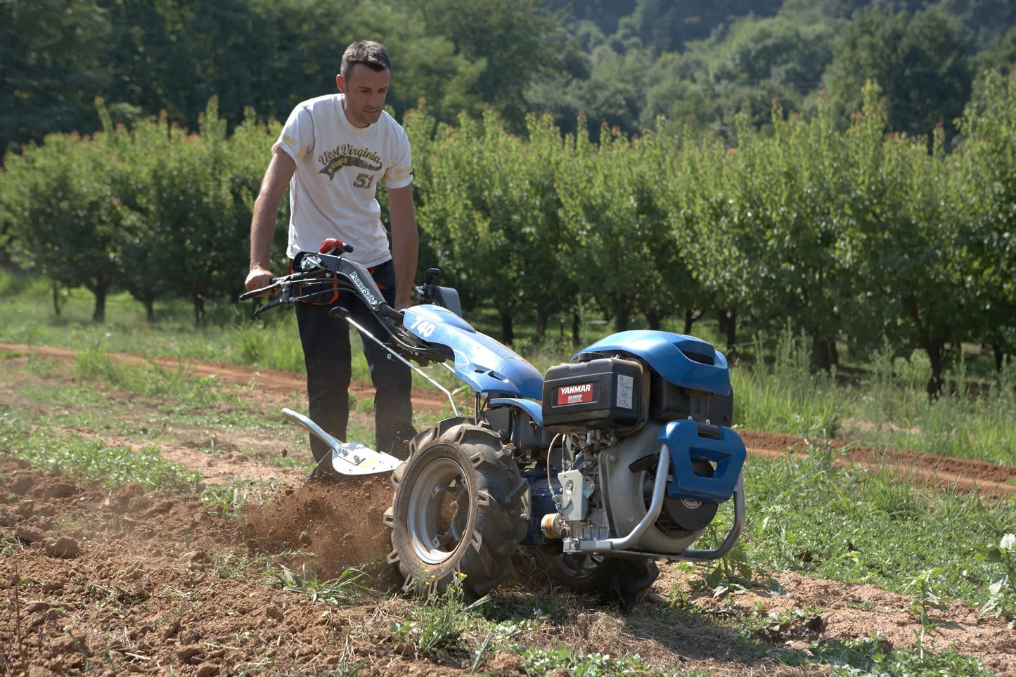 Lavorazione del suolo con aratro rotativo GroundBlaster su terreno agricolo