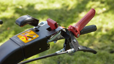 Leva rossa di sicurezza al manubrio del motocoltivatore Pasquali PowerSafe
