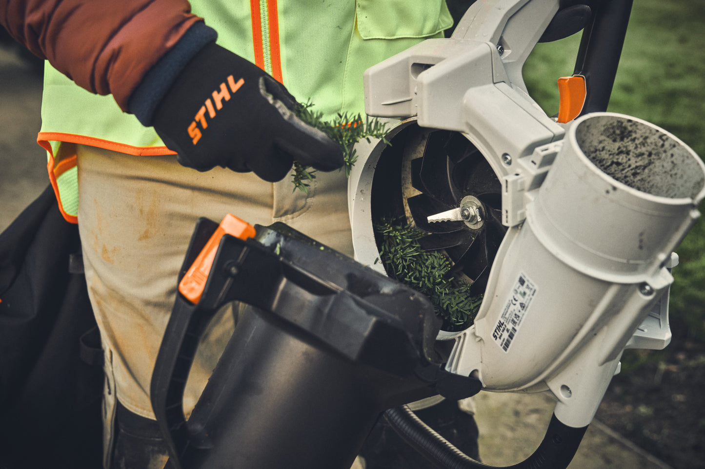 Dettaglio manutenzione e accesso alla camera di trinciatura del STIHL SHA 140