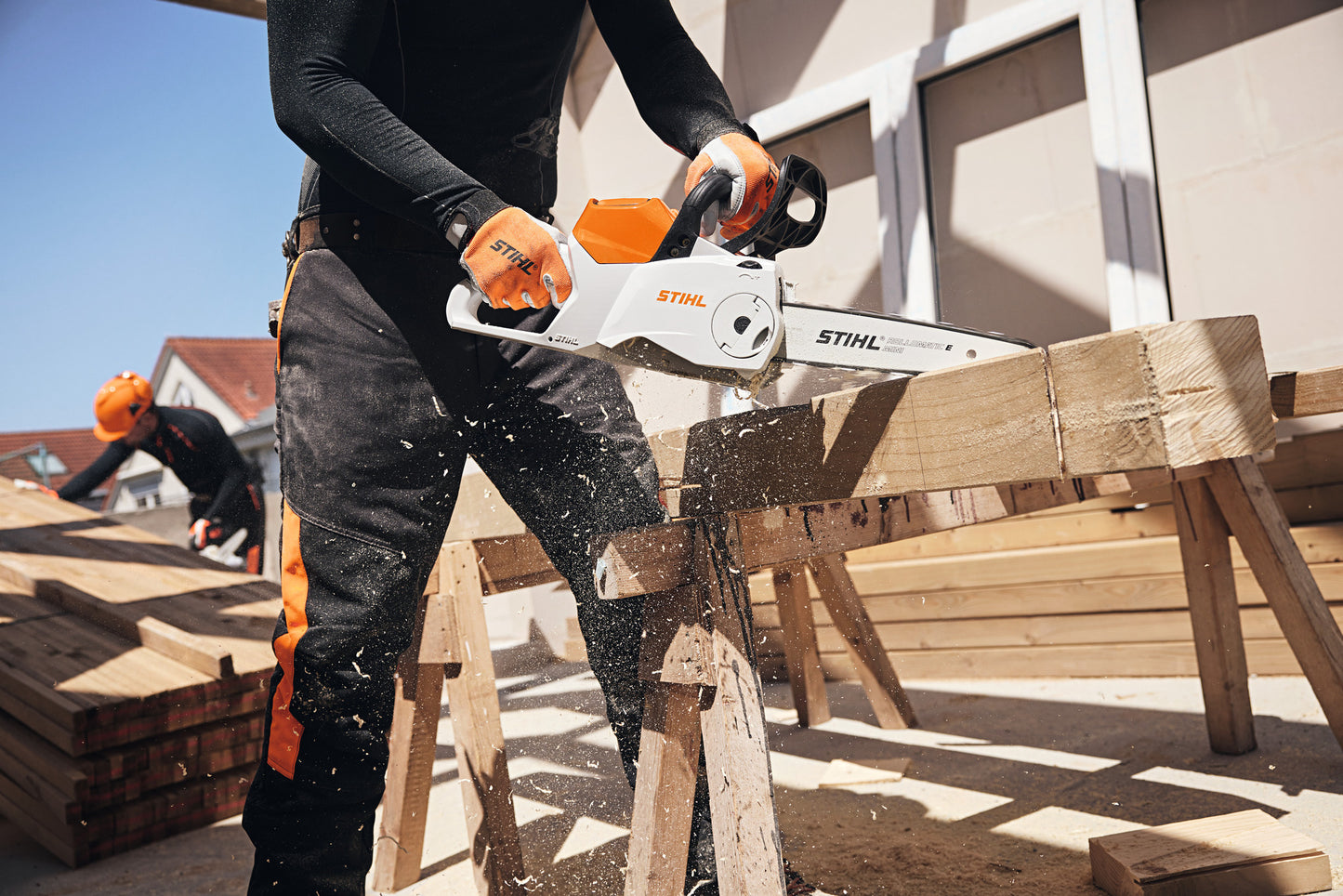 Motosega a batteria Stihl in uso su legno con barra da 30 cm