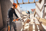 Motosega a batteria Stihl in uso per taglio di travi in cantiere