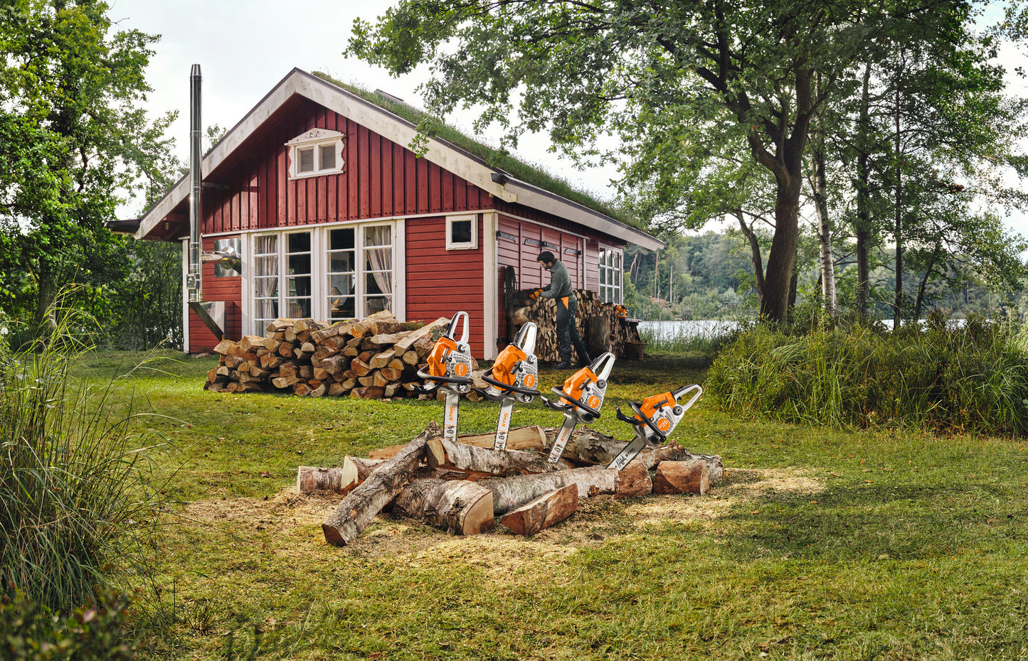 Motosega STIHL in utilizzo per taglio legna da ardere su cavalletto