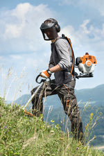Operatore con decespugliatore spalleggiato Stihl FR 235 durante lo sfalcio di erba alta