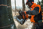 Operatore con motosega Stihl MS 661 C-M durante lavorazione forestale
