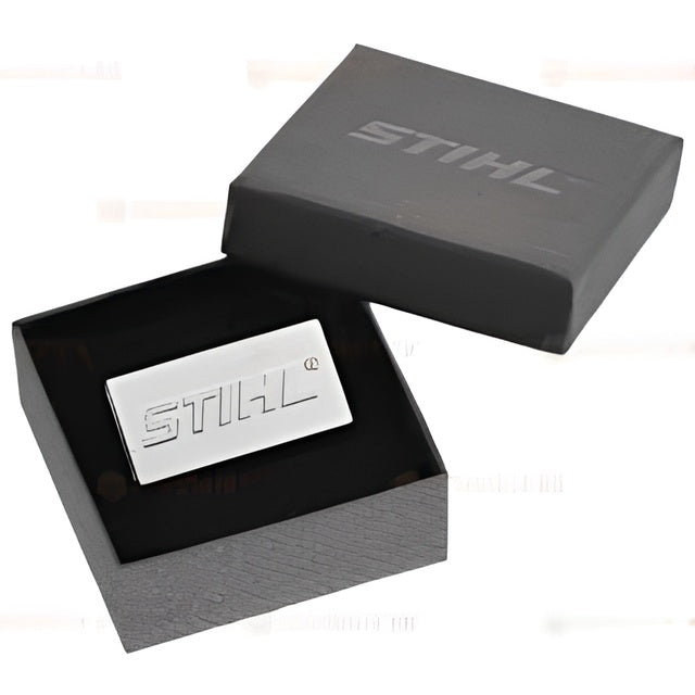 Pin distintivo Stihl in metallo con logo in rilievo e supporto magnetico
