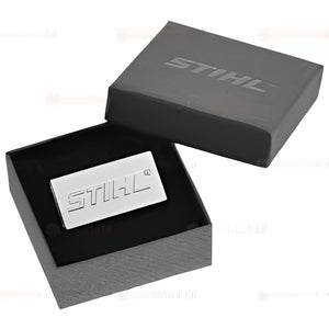 Pin distintivo Stihl in metallo con logo in rilievo e supporto magnetico