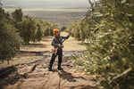 Operatore in oliveto durante la raccolta olive con abbacchiatore a scoppio Stihl SP 92 C-E
