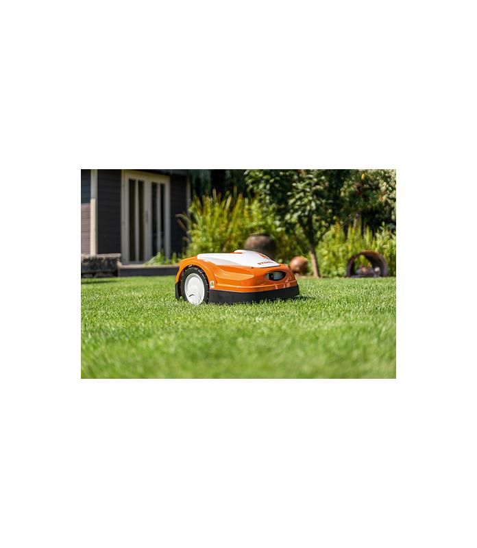 Robot tagliaerba Stihl RMI 632 PC al lavoro sul prato