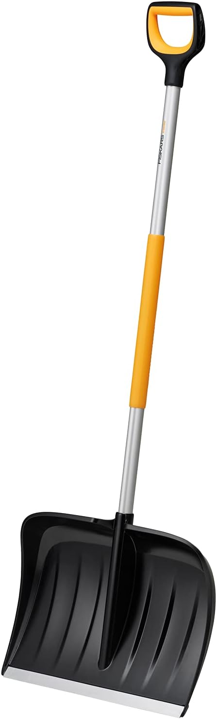 Spingineve Fiskars X-series vista laterale con pala ampia nera
